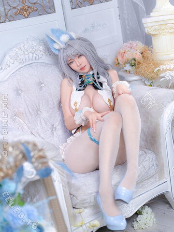 Machi nude photo 4