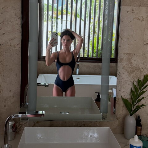 Madeline Argy nude photo 3