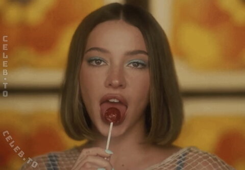 Madelyn Cline nude photo 4