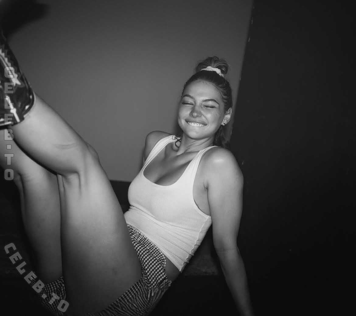 Madelyn Cline nude photo 2