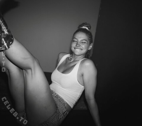 Madelyn Cline nude photo 8