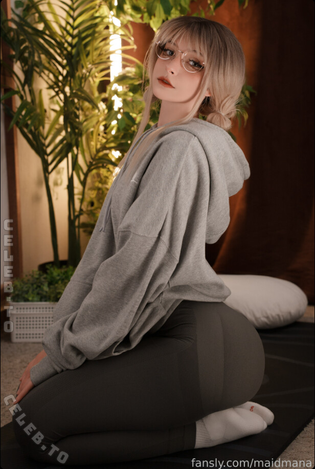 Maidmana nude photo 2
