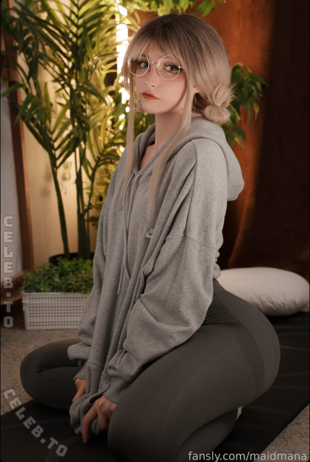 Maidmana nude photo 3