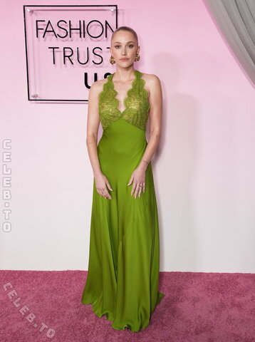 Maika Monroe nude photo 2