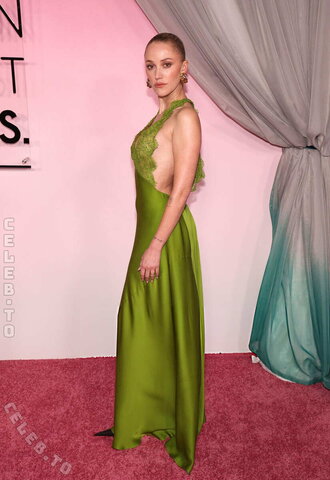 Maika Monroe nude photo 3