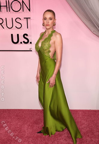 Maika Monroe nude photo 6