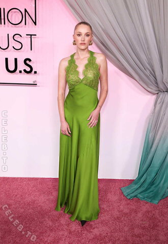 Maika Monroe nude photo 8