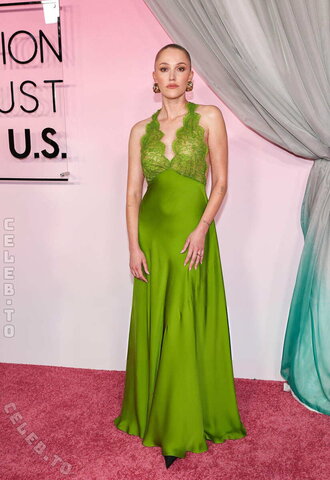 Maika Monroe nude photo 9