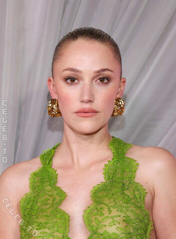 Maika Monroe nude photo 16