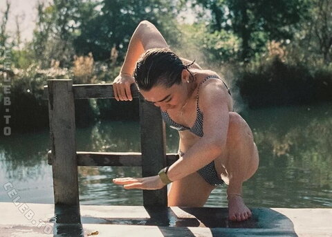 Maisie Williams nude