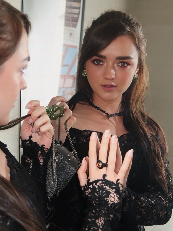 Maisie Williams nude photo 1