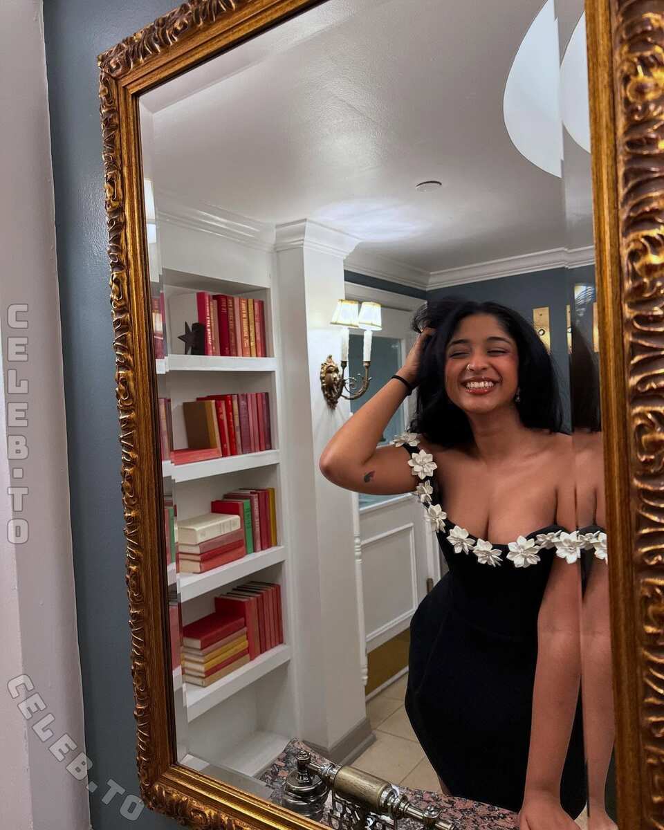 Maitreyi Ramakrishnan nude photo 1