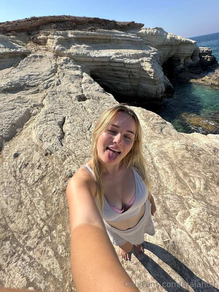 Maja Holf nude photo 1