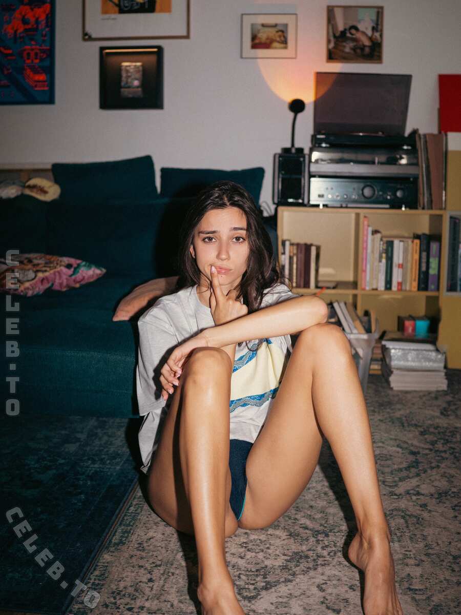 Maja Strojek nude photo 2