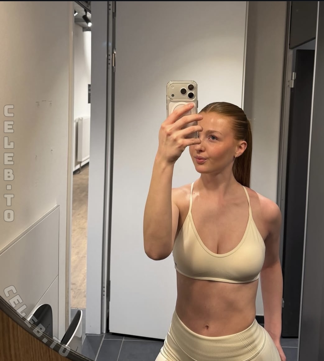 Maja Zoe nude photo 8