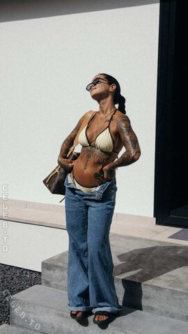 malvareezz nude photo 1