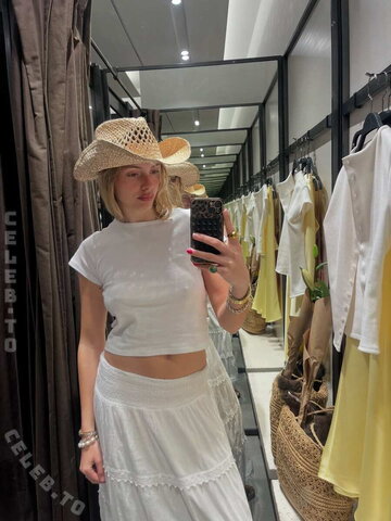 Mara Hülbach nude photo 7