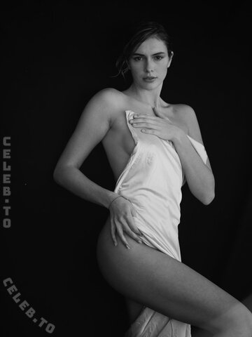 Mara Hülbach nude photo 12