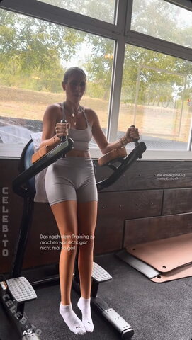 Mara Hülbach nude photo 7