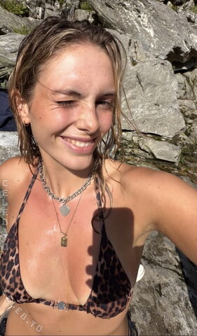 Mara Hülbach nude photo 1