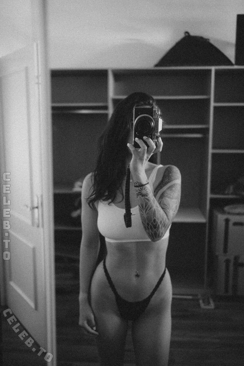 Mara nude photo 1