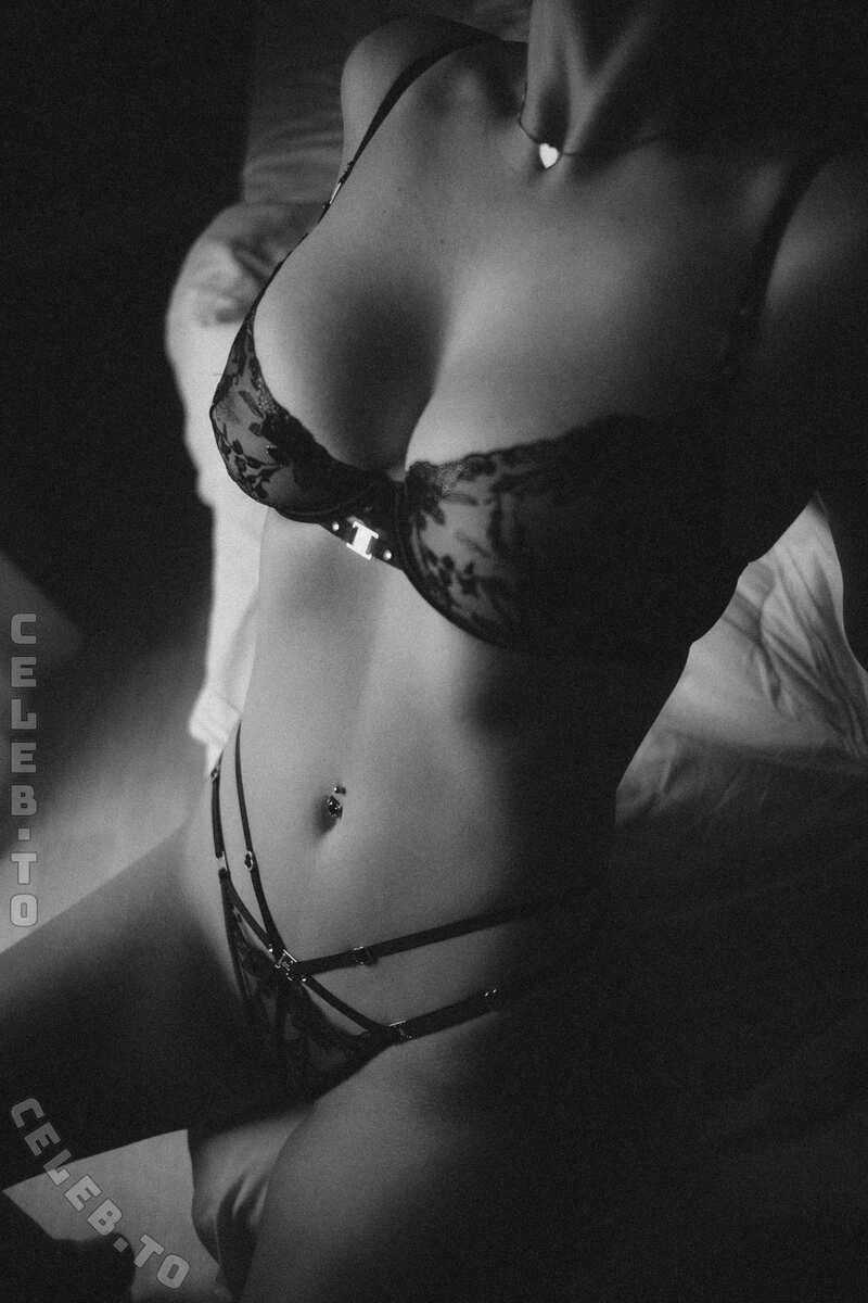 Mara nude photo 2