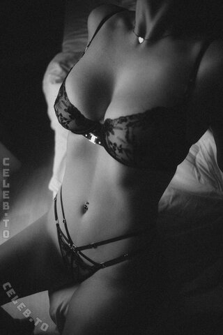 Mara nude photo 6