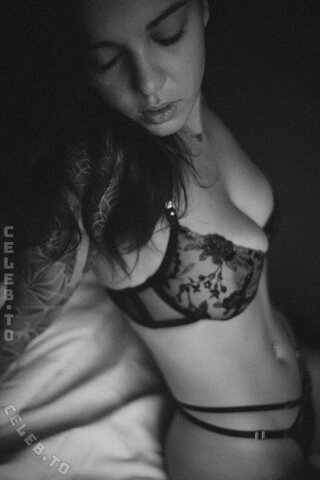 Mara nude photo 5