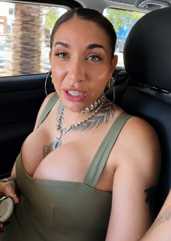Maria Becerra nude photo 2