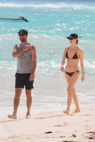 Martha Hunt nude photo 75