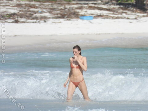 Martha Hunt nude photo 112