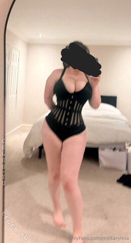 Masked Mia nude photo 3