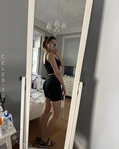 Maty nude photo 3