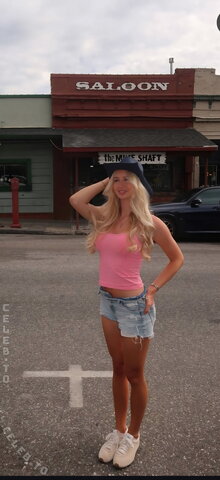 Mavie Noelle Hot (2 photos)
