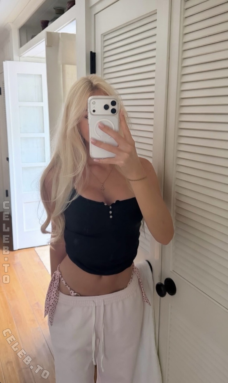 Mavie Noelle nude photo 1