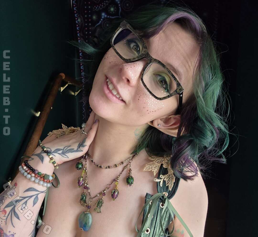 Mavissky nude photo 3