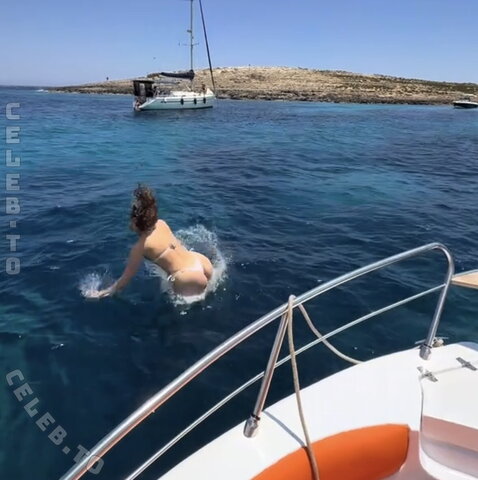 mayaa.zr – From their vacation vlog