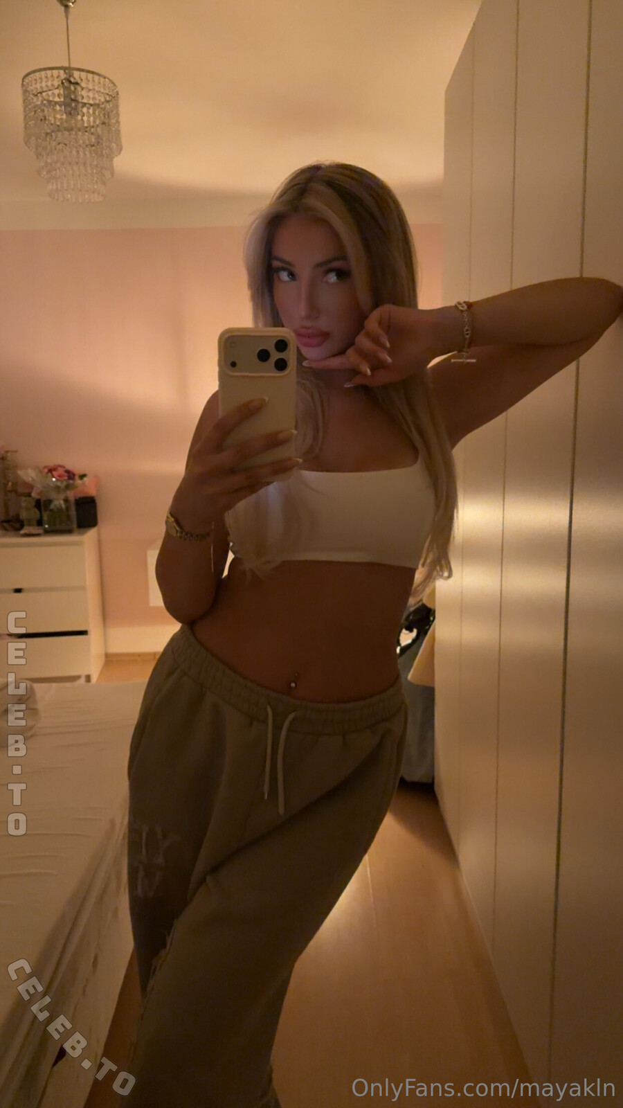mayakln nude photo 1