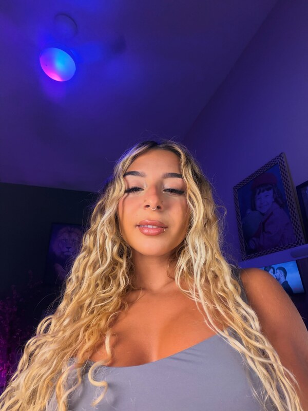 MD Julie nude photo 4