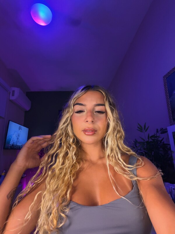 MD Julie nude photo 10