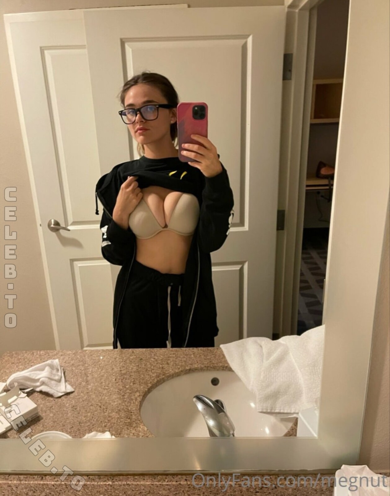 Megnut nude photo 1