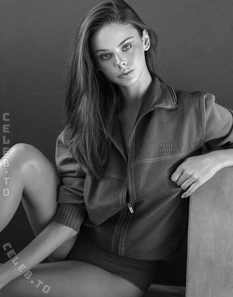 Meika Woollard nude photo 5