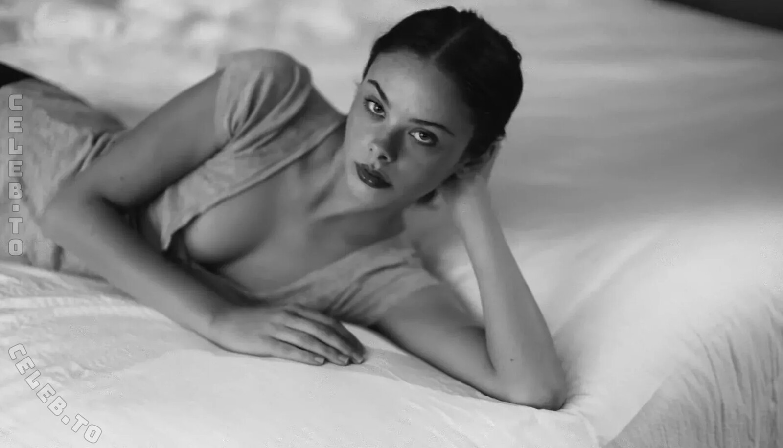 Meika Woollard nude photo 11