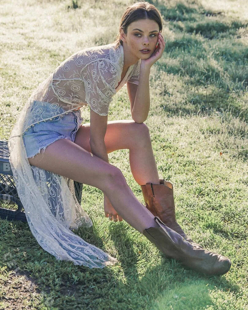 Meika Woollard nude photo 12