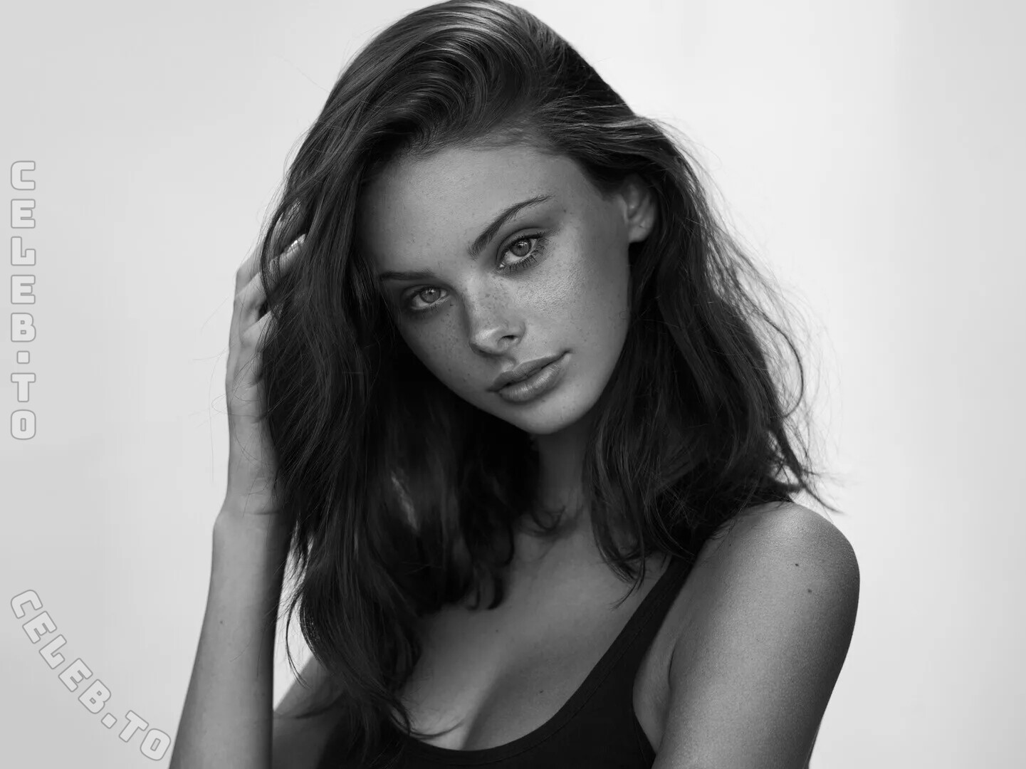 Meika Woollard nude photo 6