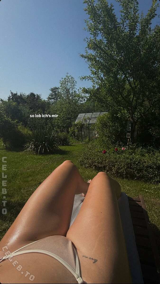 Melaniethrr nude photo 1