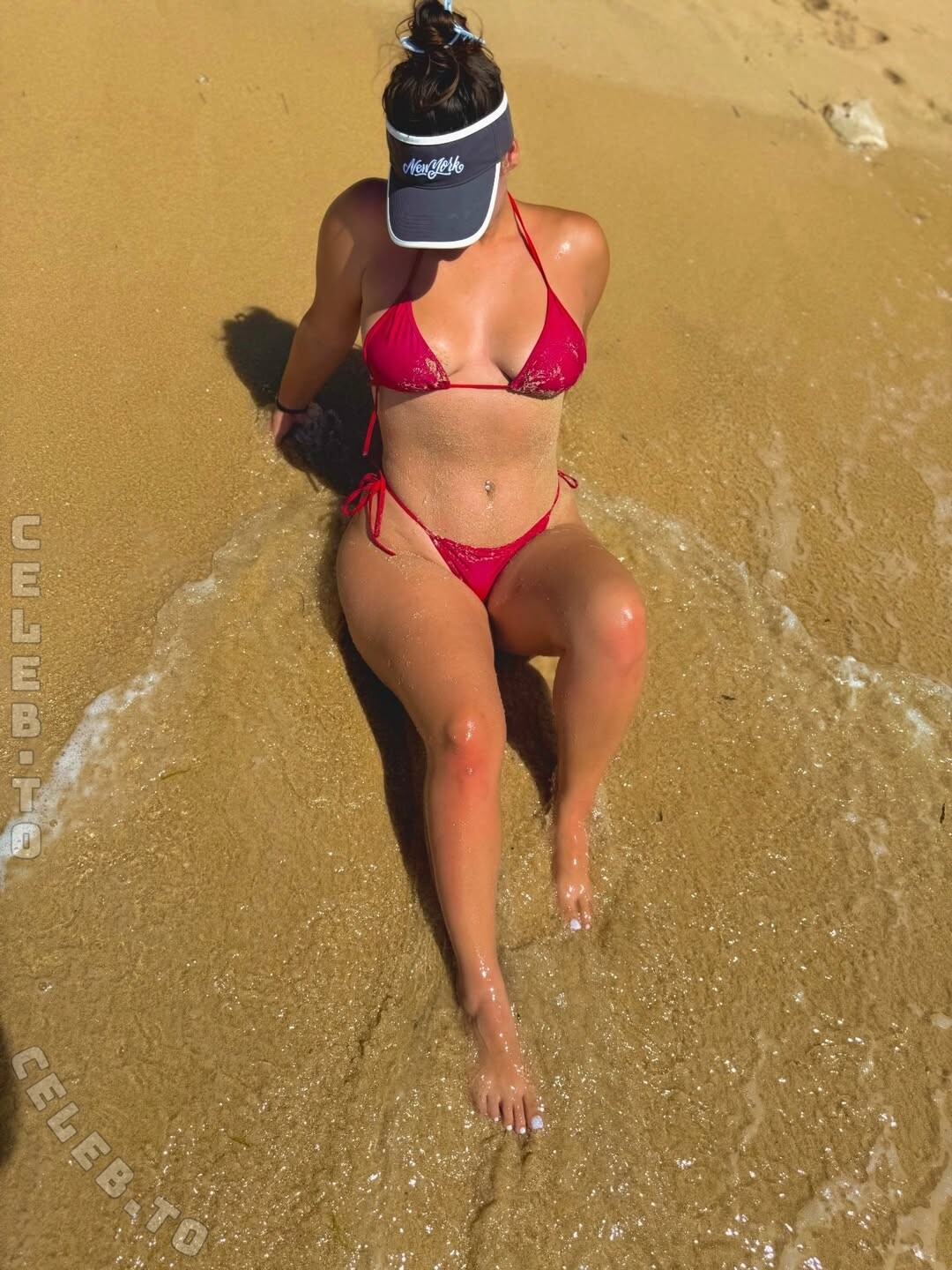 Melike Avci nude photo 8