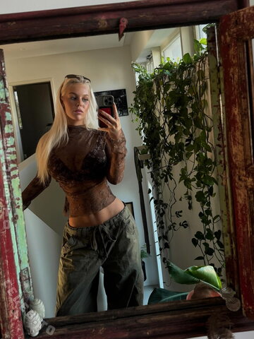 Melisande.mlnk nude photo 9