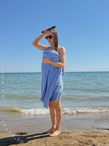 Melissa Naschenweng – New pictures at the beach