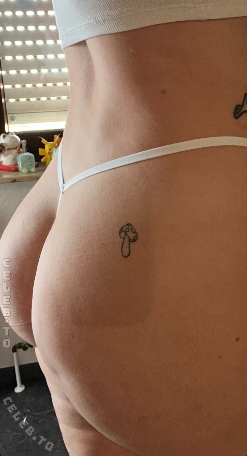 me_mom_g nude photo 3